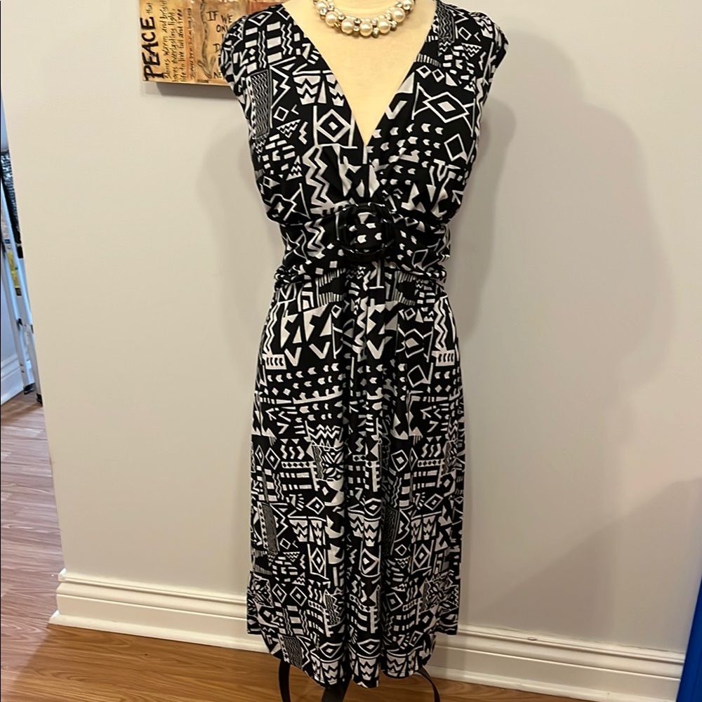 Black & White Geometric V-Neck Women’s Dress